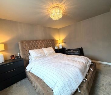 5 bedroom mid terrace to let - Photo 2
