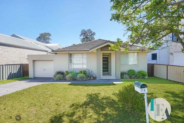 An opportunity not to be missed: Stunning Lakeside home in a sought-after street - Photo 1