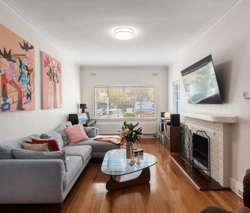 Art Deco Elegance Meets Contemporary Living - Photo 2