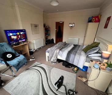 8 bedroom end of terrace house to rent - Photo 2