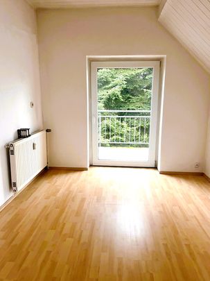 Ideal für 1-2 Personen! Ausgefallene 3-Zimmer-Dachgeschoßwohnung mit Balkon in ländlicher Umgebung - Photo 1