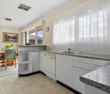 Family Home with Valley Views * 6 Month Lease Only * - Photo 3