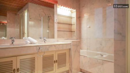 Room in a shared 18-bedroom apartment for rent in Argüelles, perfect for professionals and students - Foto 5