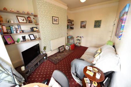 1 bedroom Flat in Victoria Road, Leeds - Photo 2