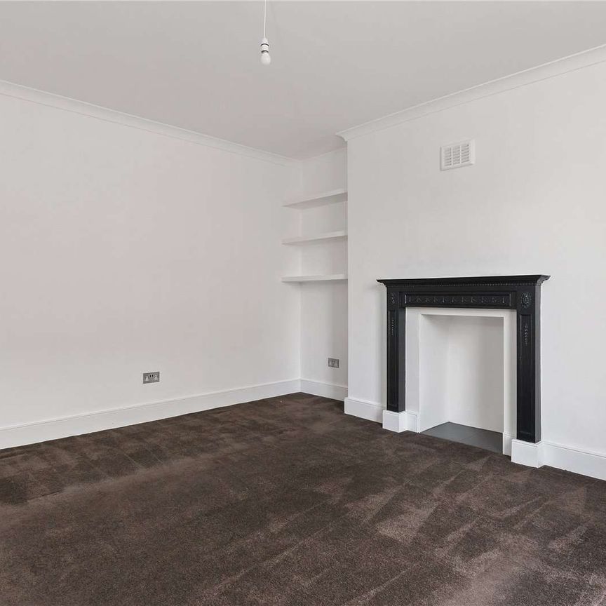 An exceptional two bedroom apartment arranged over the raised ground floor of a beautiful Grade II listed Georgian townhouse. - Photo 1