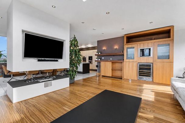 Pilot Point, 21 Clarendon Road, Belfast, BT1 3BG - Photo 1