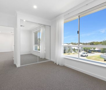 NEW HIGH SPEC TOWNHOUSE - Photo 4