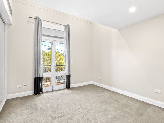 Statement Architecture in the heart of the village! - Photo 1