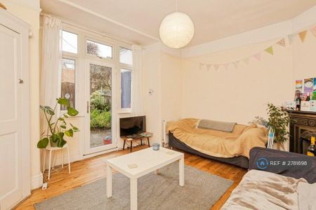 3 bedroom flat to rent - Photo 2