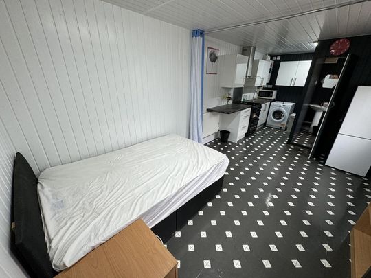 Studio to rent - Photo 1