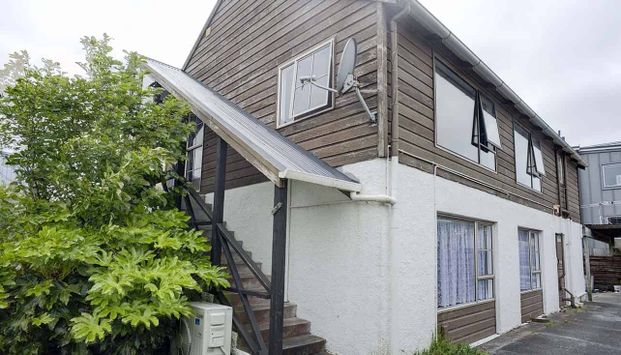 NICE AND FRESH TWO BEDROOM UPSTAIRS TOWNHOUSE: - Photo 1