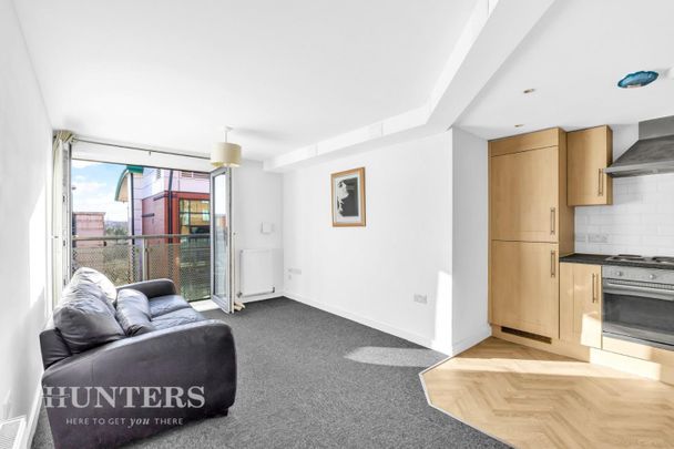 2 bedroom Flat To Let - Photo 1