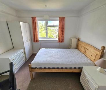 4 bedroom semi-detached house to rent - Photo 4
