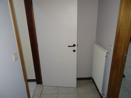 - Appartement 2de verdiep met 2 slaapkamers en garage. - Photo 3