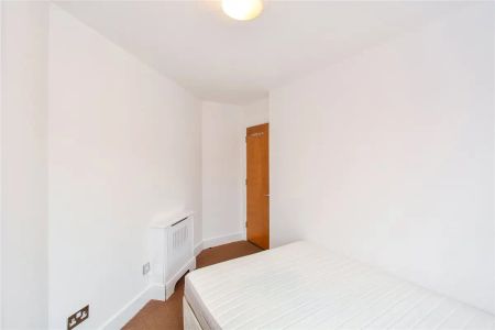 2 bedroom flat in 80 Commercial Road - Photo 5