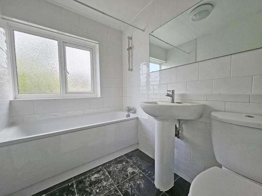 Buntingbridge Road, Ilford, IG2 - Photo 1