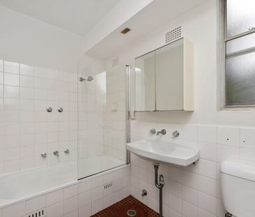 Oversized one bedroom apartment, sweeping city views! - Photo 4