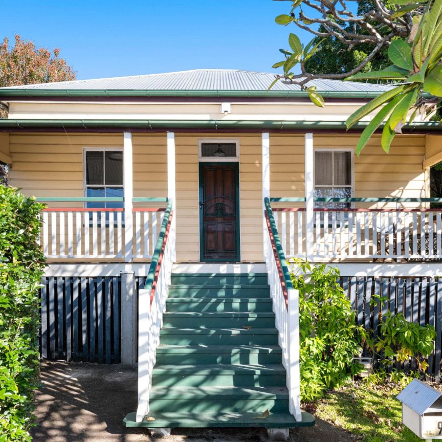 Spacious Renovated Cottage Home in Prime Wolloongabba Location - Photo 1