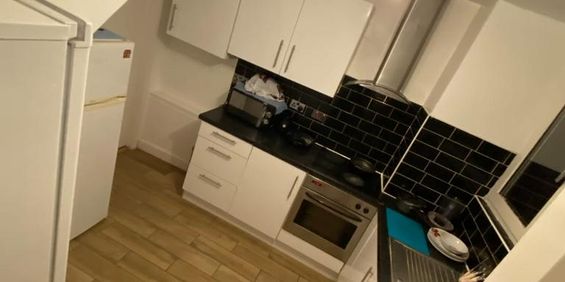 1 bedroom in a flat share to rent - Photo 3