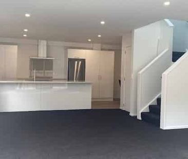 Stunning Townhouse in Tawa!! - Photo 2