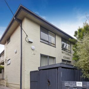 FULLY RENOVATED TWO BEDROOM APARTMENT - Photo 3