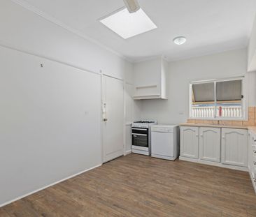 3 BEDROOM FAMILY HOME - Photo 2