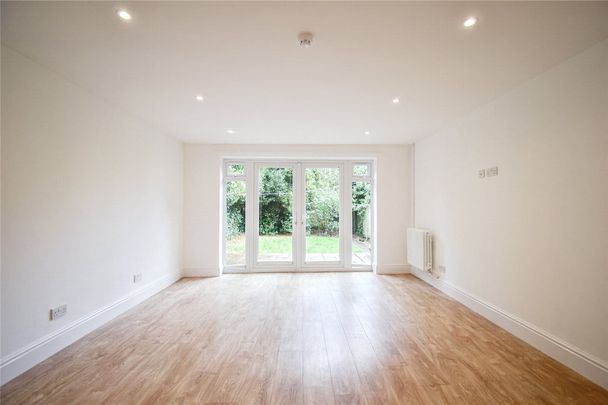 Well presented 5/6 bedroom terraced house to rent in the centre of Cambridge, within walking distance of the Railway Station. Rear enclosed garden with patio area. GCH. Driveway Parking. Local amenities close by. Unfurnished. - Photo 1