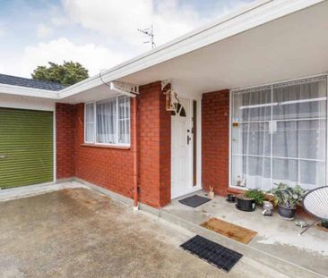 TWO BEDROOMS - CENTRAL - Photo 5