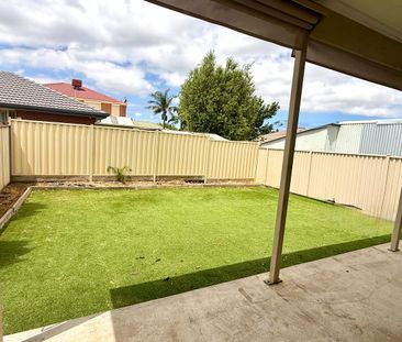 $480 per week - shops walking distance - Photo 2