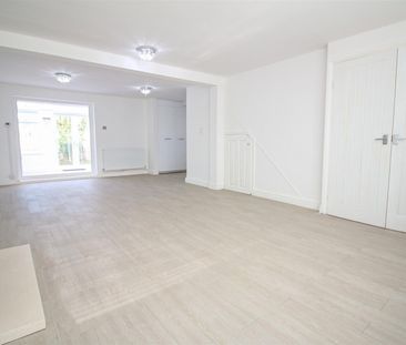 5 Bedroom House - Semi-Detached - Photo 1