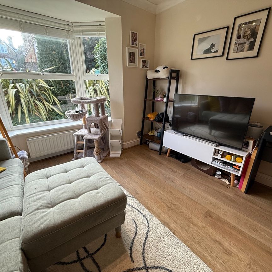 2 Bed Flat, Warwick Court, SW19 - Photo 1