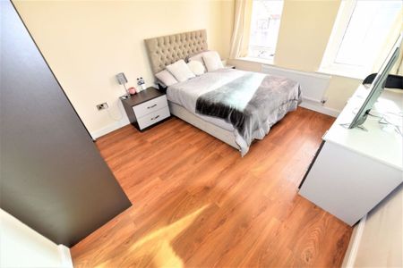 2 bedroom Flat in Aire Street, Leeds - Photo 3