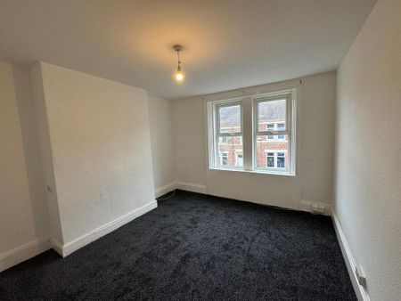 3 bedroom flat to rent - Photo 4