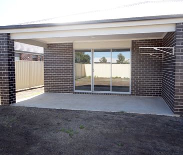 196 Blue Horizons Way, Pakenham VIC 3810 - House For Rent | Domain - Photo 5