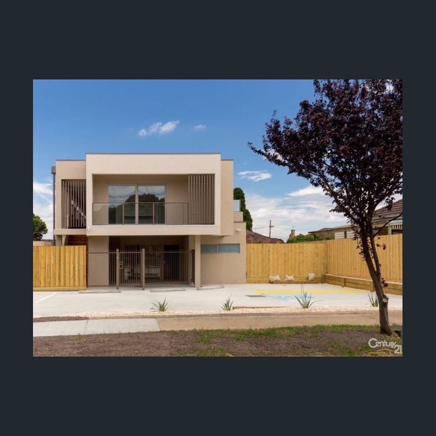 Spacious Studio Apartment - Photo 1