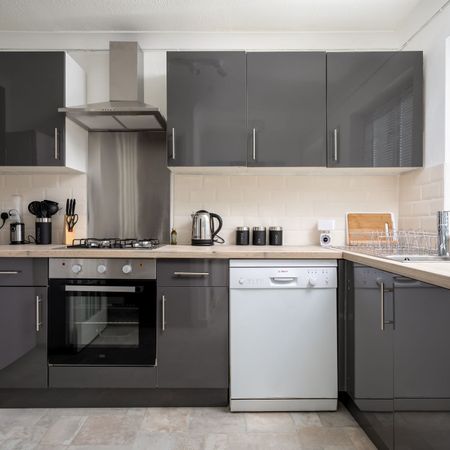 Modern Town House Room 4 - Photo 3