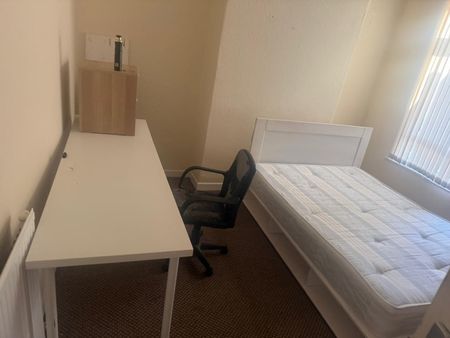 Room in a Shared House, Strawberry Road, M6 - Photo 3