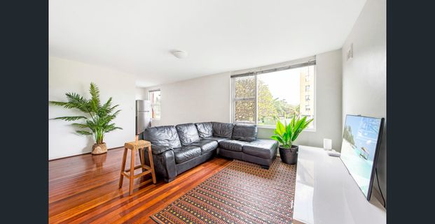 Incredible lifestyle location only 250m from Beach - Photo 1