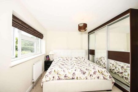 Great Oaks Park, Burpham, GU4 - Photo 2