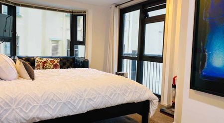Chic Central Apt with Artful Touch incl Internet - Photo 2