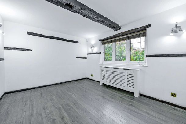 An immaculate four bedroom detached home, located in a private setting and accessed via wooden gates - Photo 1