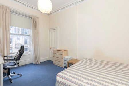 3 bedroom flat to rent - Photo 3