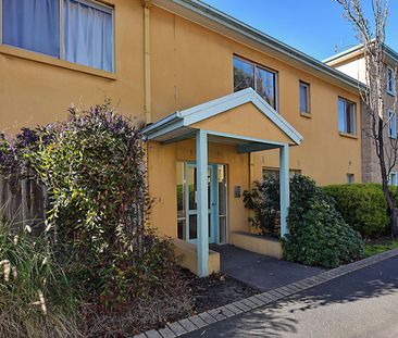TWO BEDROOM GOUND FLOOR APARTMENT WITH COURTYARD - Photo 3