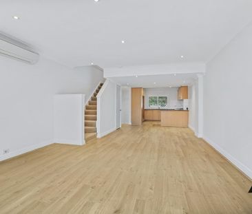 Freshly Painted Large Open Plan Two Bedroom Townhouse - Photo 2