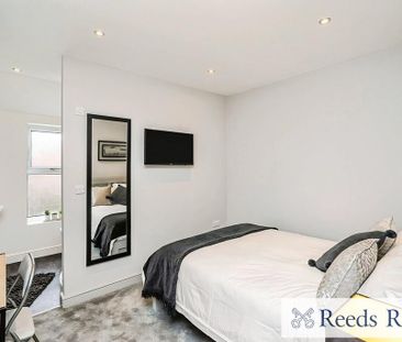 4 bedroom end of terrace house to rent - Photo 2