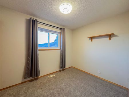 Waterstone Home With Double Garage, Ac & Fireplace - Photo 5