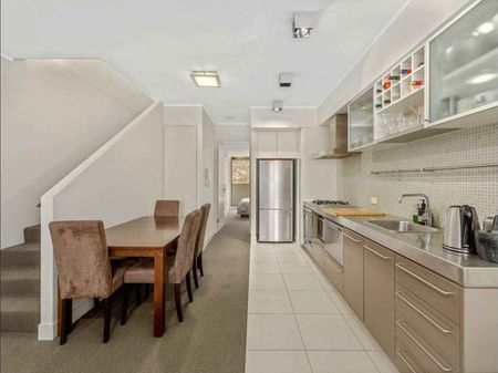 DELIGHTFUL ONE BEDROOM APARTMENT IN 'WAREHOUSE 5' - Photo 3