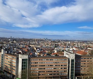 Een gunstig gelegen appartement met lift en met zicht op de skyline... - Photo 1