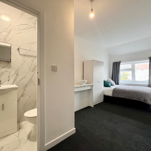 EN-SUITE Rooms Available - 5 mins from station - Photo 2