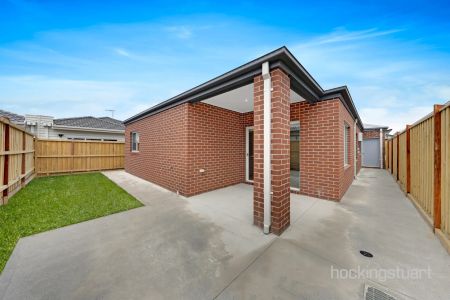 BRAND NEW LUXURIOUS FAMILY HOME - Photo 3